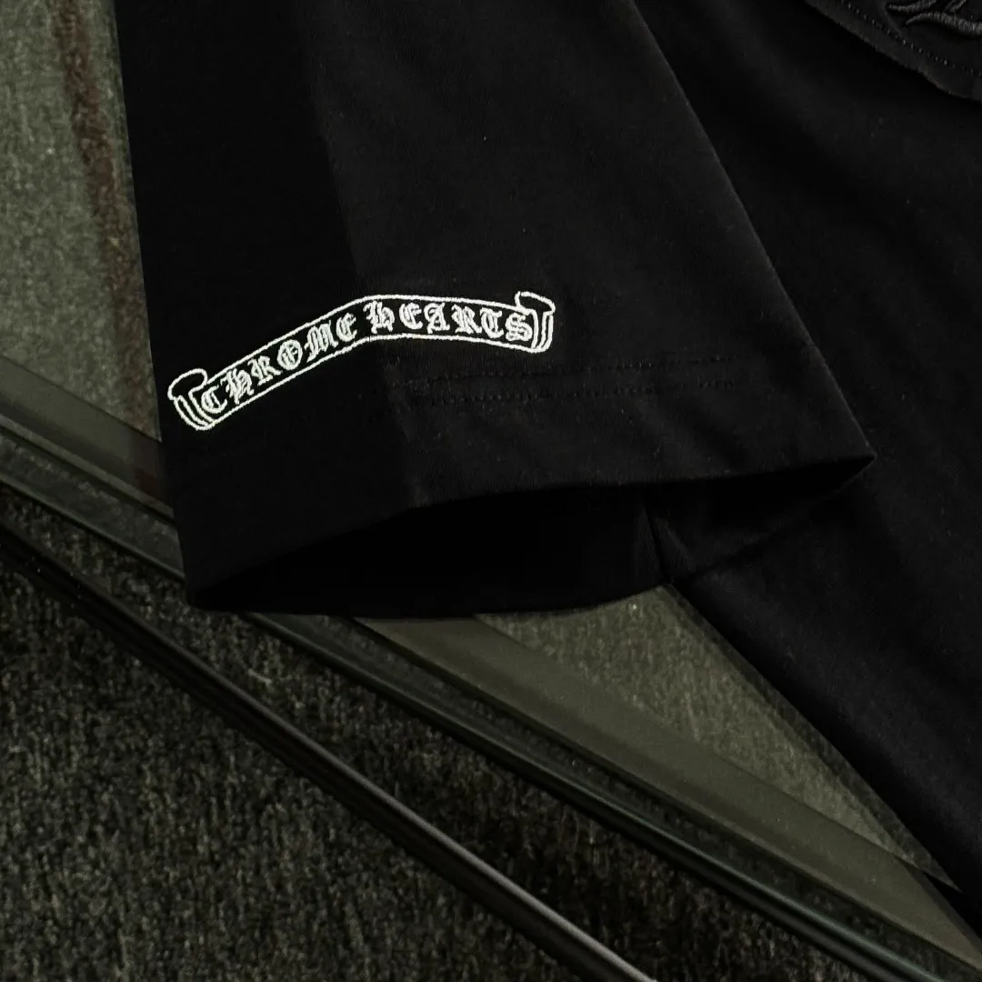 P180 Chrome Hearts Chrome Hearts 25 high version. The fabric is made of 300g high-density pure cotton. It does not deform or shrink. It has three labels. It is the same style for men and women. Technology: patch embroidery + original development hardware. Color: white, black, pink. SIZE: S-XL